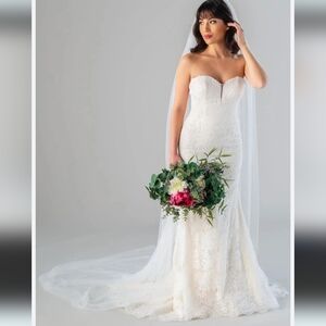 Elegant Strapless Lace Wedding Dress